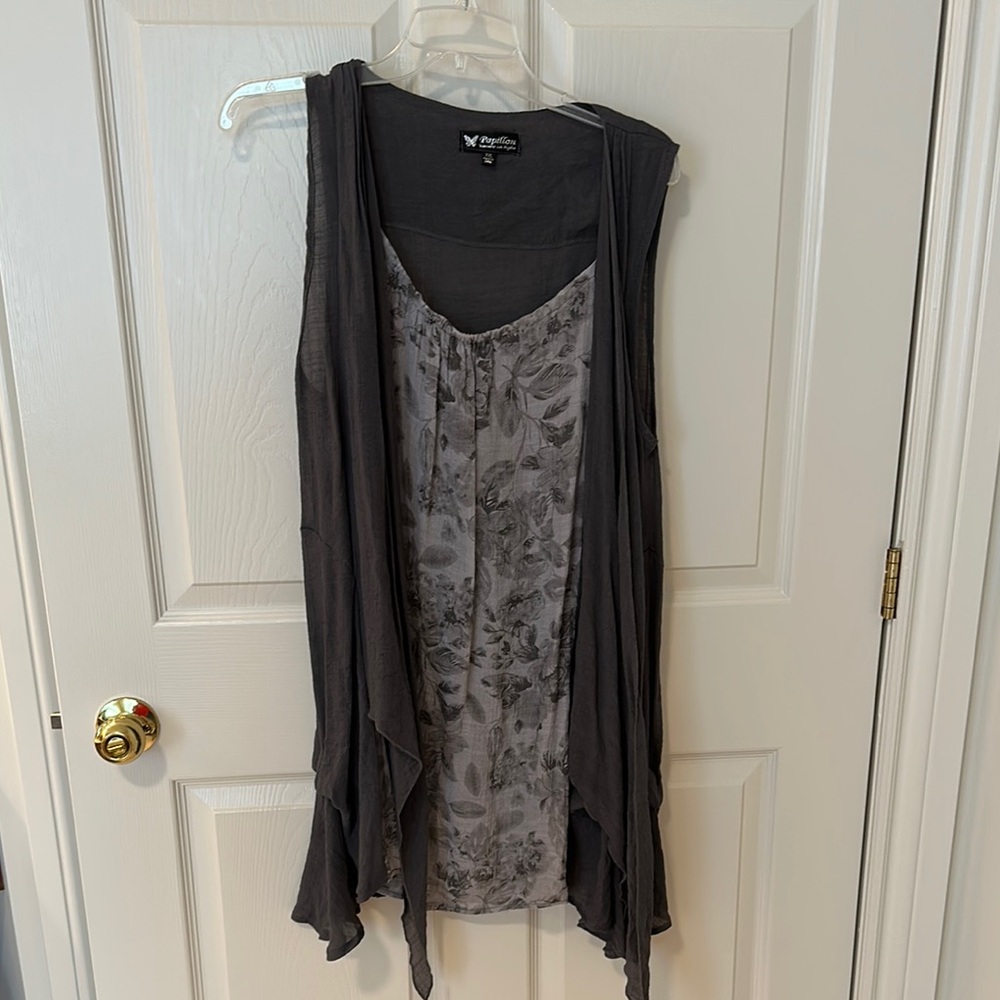 Papillon Blanc Charcoal Sleeveless Top